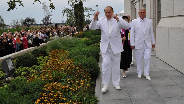 Monson_kyiv_hands_walking.JPG